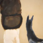 Femme avec un chien marchant sur la plage thumbnail