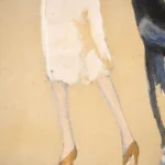 Femme avec un chien marchant sur la plage thumbnail