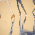 Femme avec un chien marchant sur la plage thumbnail