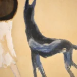 Femme avec un chien marchant sur la plage thumbnail